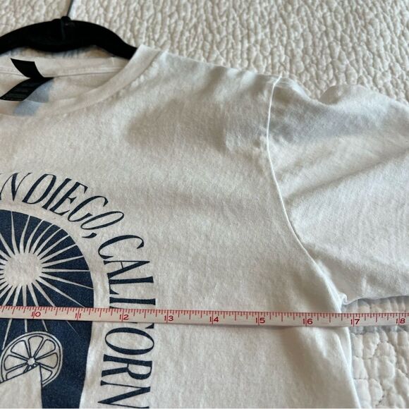 ✨ Poshmark PoshFest 2023 White Shirt Small - Picture 7 of 7